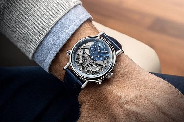 A symmetrical design with an exclusive heart accentuated by "Breguet Blue"