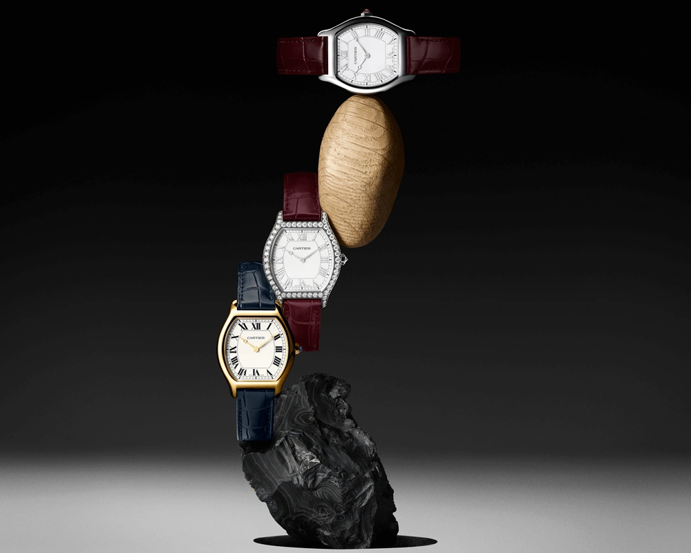 On the dial, the railway track has been placed on the outside of the Roman numerals.