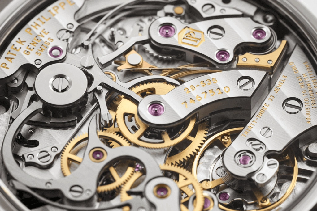 The CH 29-535 PS housed within the Ref. 7071 is a horizontally-coupled chronograph, where the chronograph wheels mesh directly with the gear train in order to measure passing time.